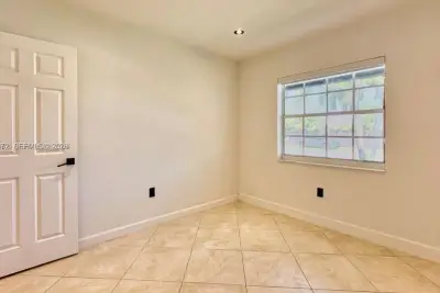 21020 NE 18th Ct, Miami: photo 1 of 11