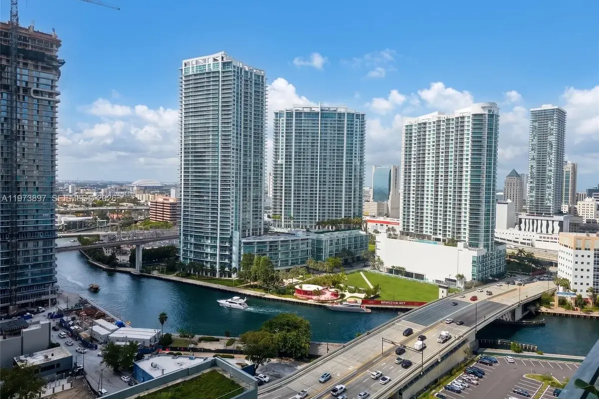 68 SE 6th St #1806, Miami: photo 1 of 25