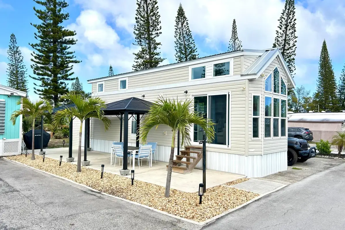 875 NE 48 Th St #Lot 393, Pompano Beach: photo 1 of 32