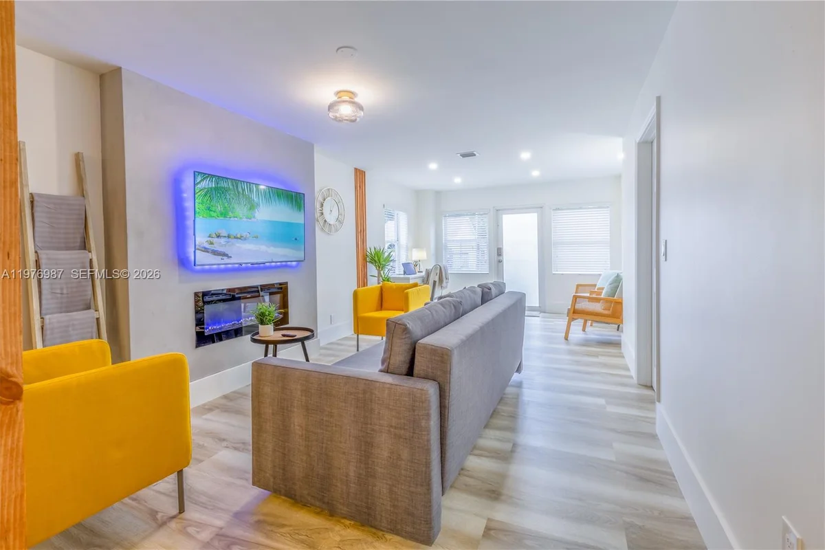 1762 NW 15th St, Miami: photo 1 of 22