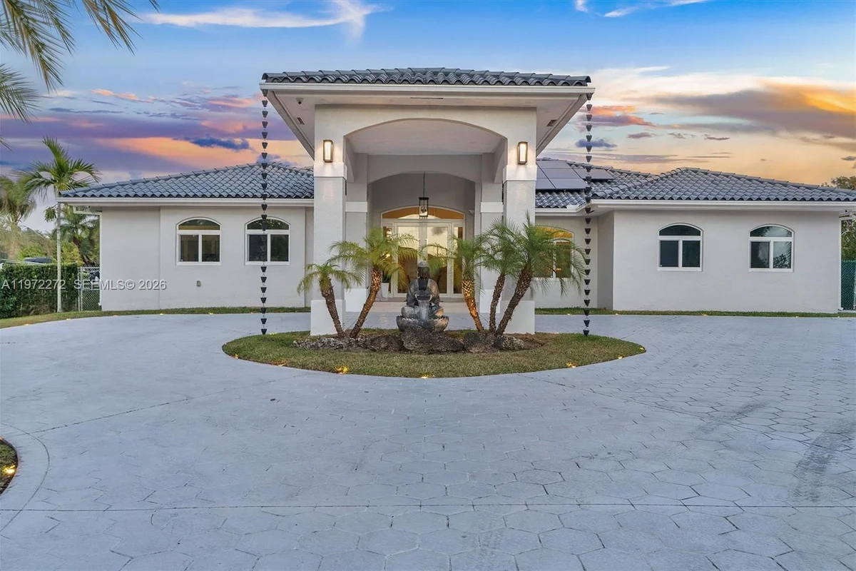 135 SW 125th Ave, Miami: photo 1 of 35