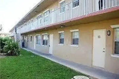 101 NE 41st St #F101, Oakland Park: photo 1 of 10