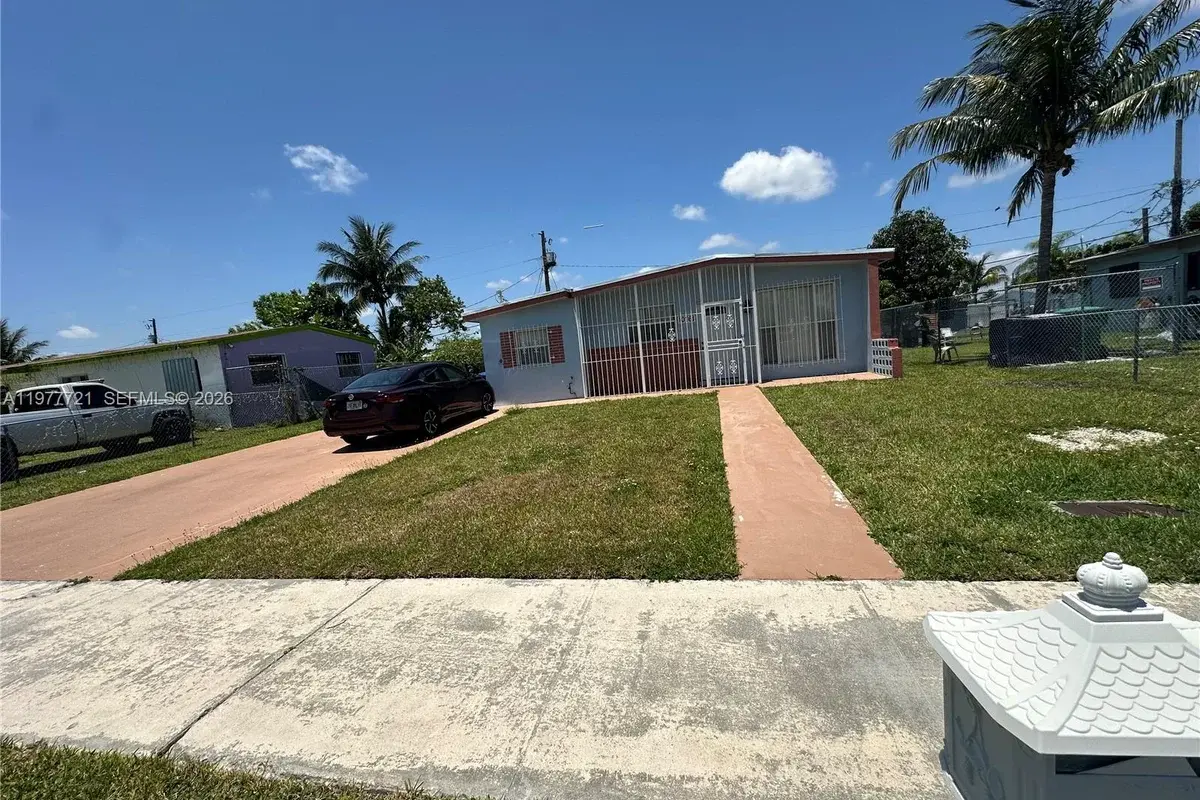 10761 SW 221st St, Miami: photo 1 of 32