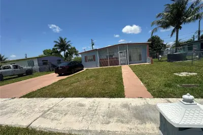 10761 SW 221st St, Miami: photo 1 of 32