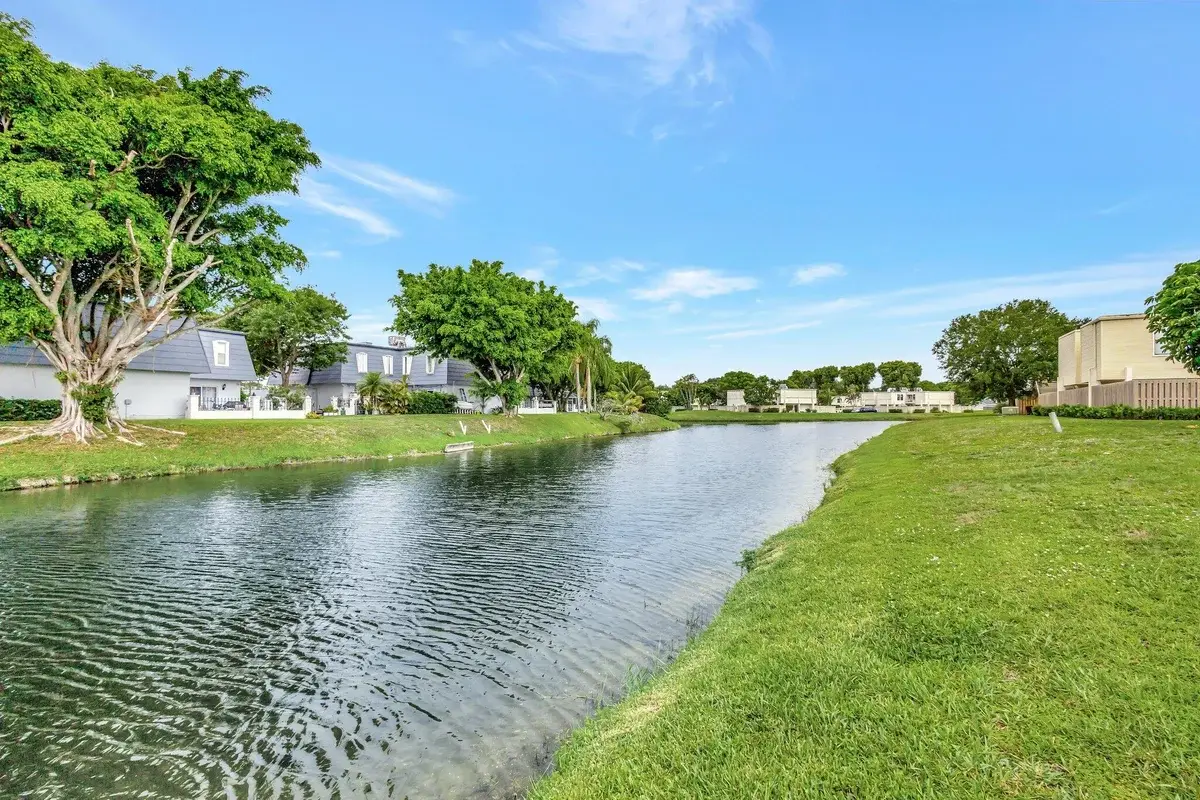 1586 Shaker Cir, Wellington: photo 1 of 38