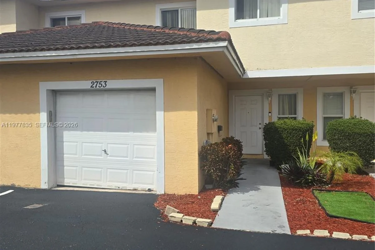 Townhouse in Pompano Beach: photo 1 of 9