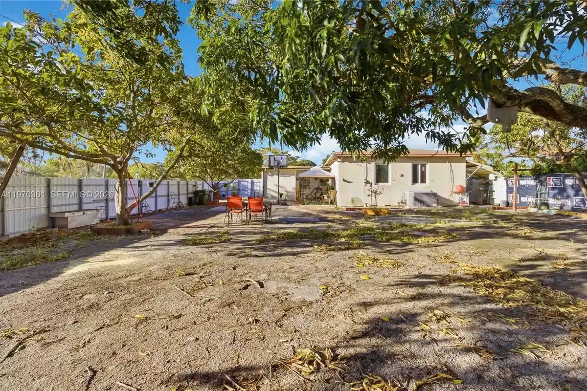 380 NW 133rd St, North Miami: photo 1 of 35