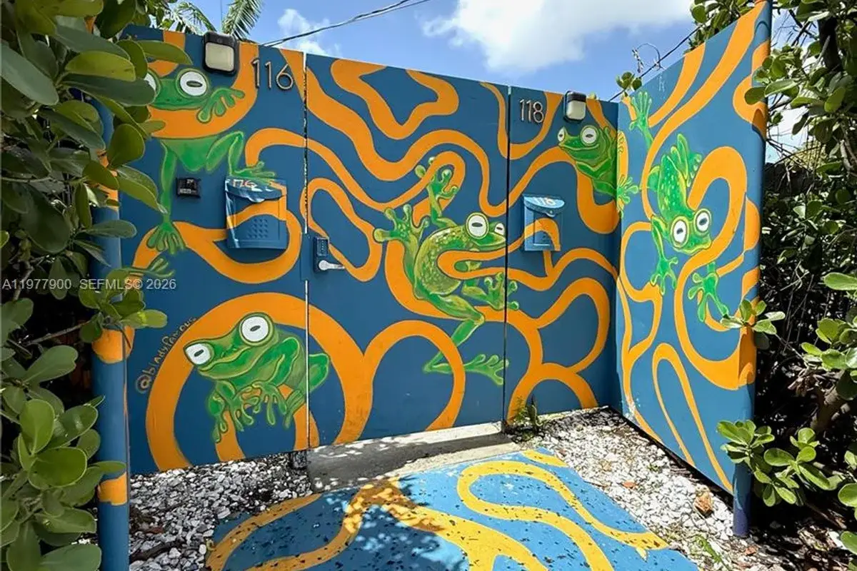 118 NW 24th St, Miami: photo 1 of 33