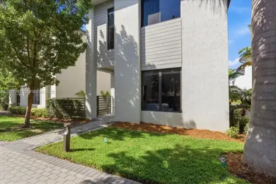 4395 NW 80th Ct, Doral: photo 1 of 44