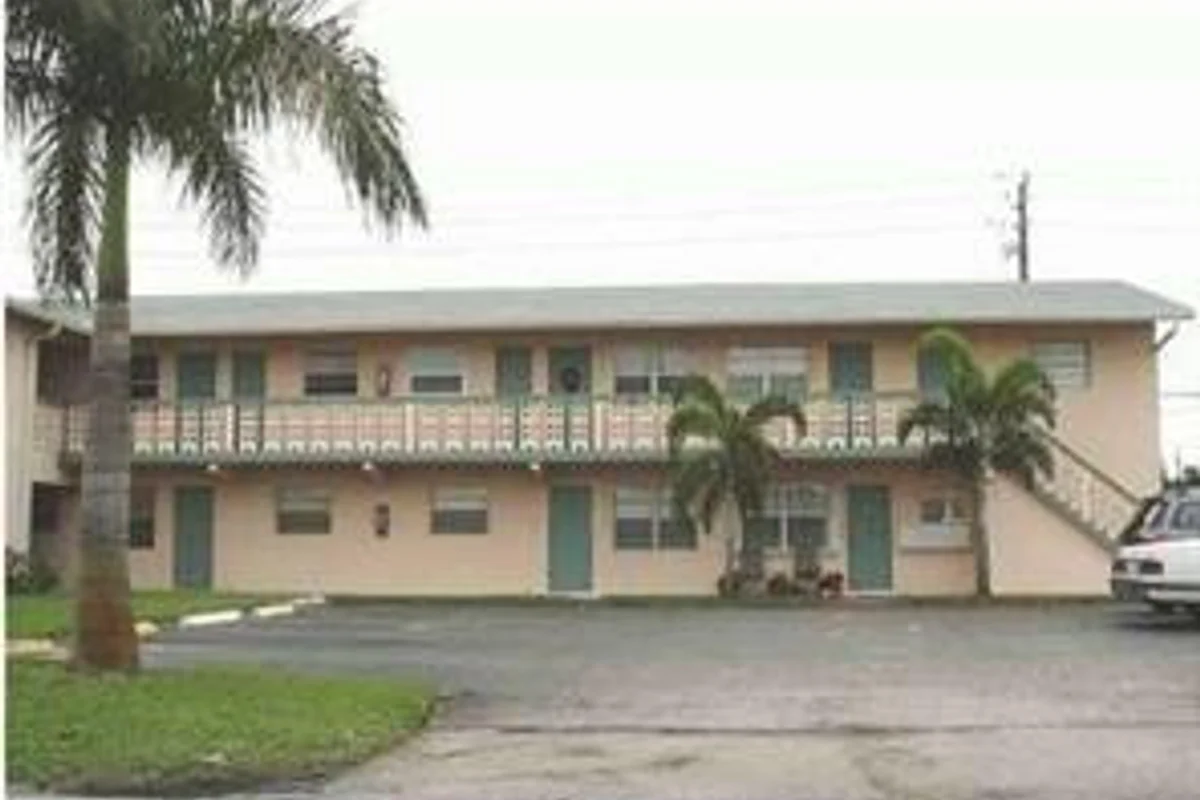 270 NE 40th St #26, Oakland Park: photo 1 of 11