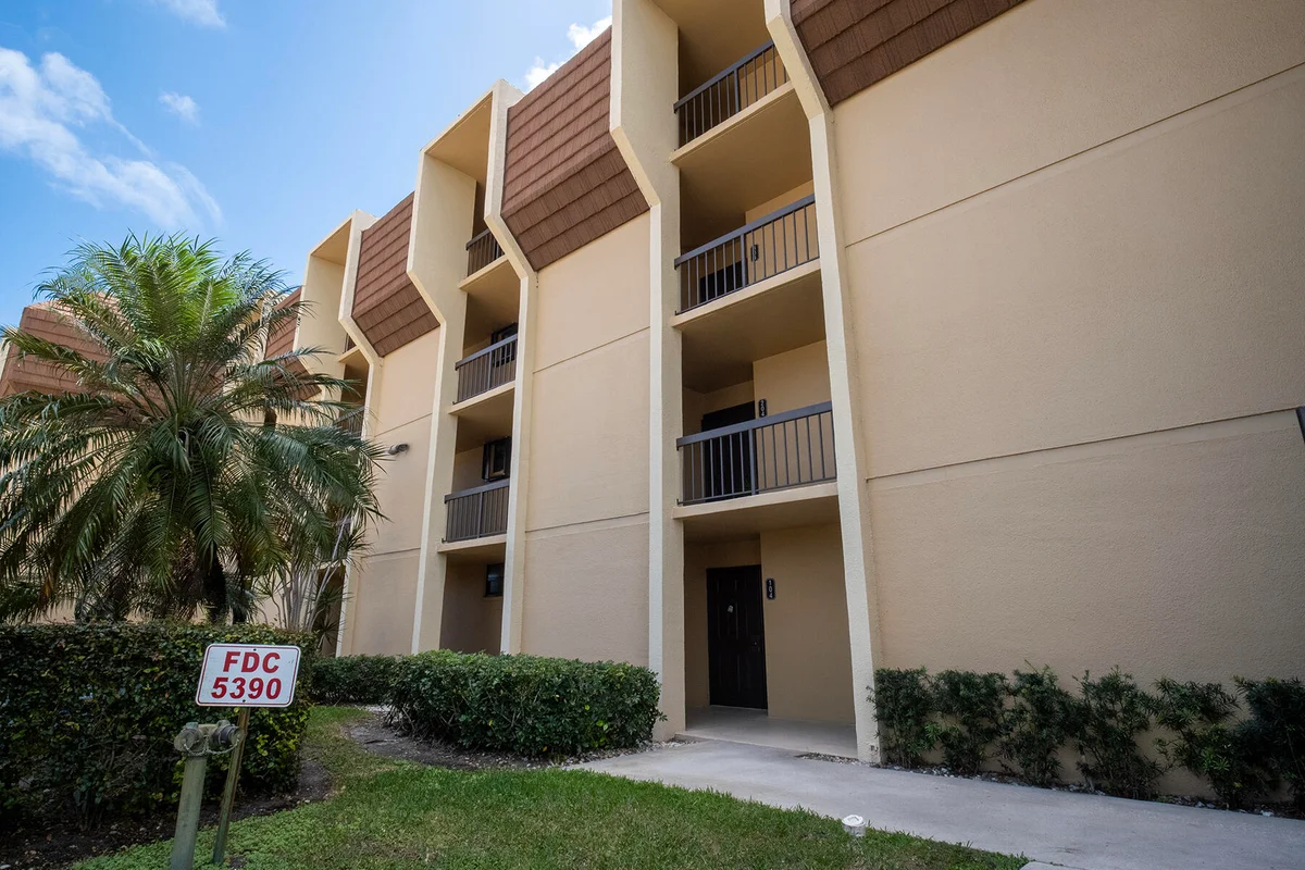 5390 Woodland Lakes Dr #104, Palm Beach Gardens: photo 1 of 29