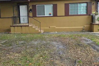 6910 NW 5th Pl, Miami: photo 1 of 17