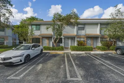 9853 Riverside Dr #8-24, Coral Springs: photo 1 of 32