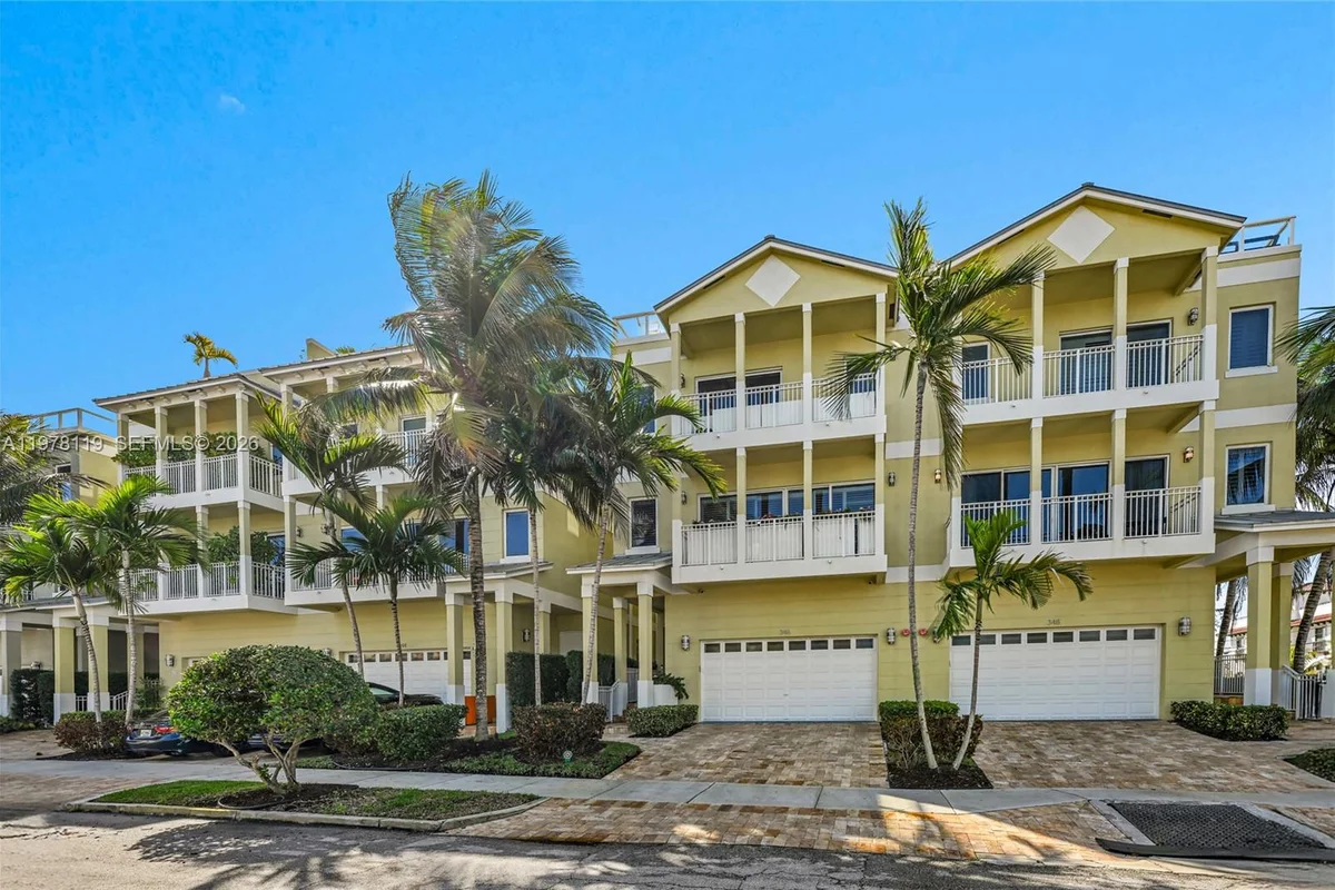 346 Elm St #A-10, Hollywood: photo 1 of 52