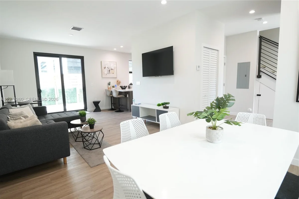 211 SE 4th St #3, Hallandale Beach: photo 1 of 28