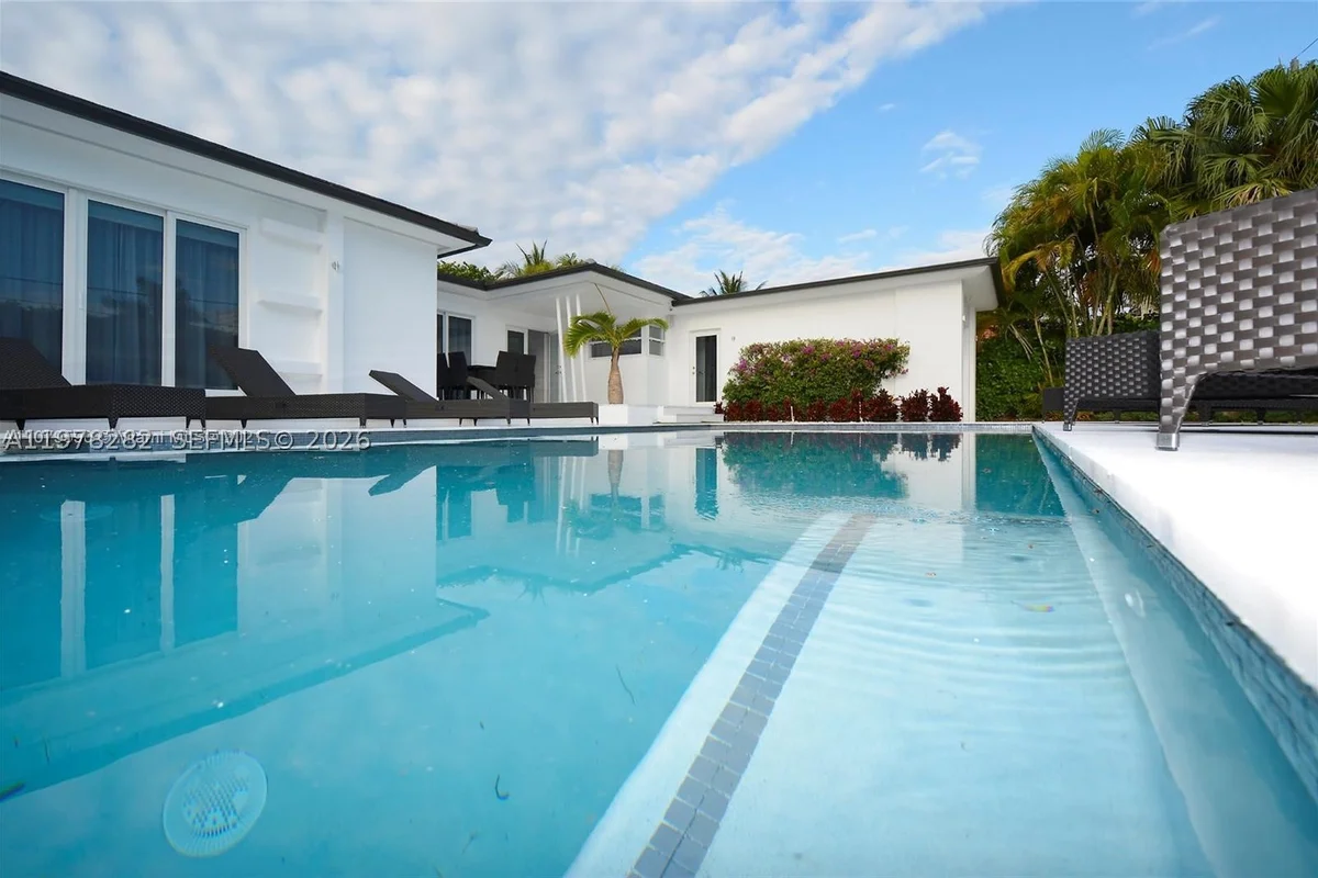 880 N Venetian Dr, Miami Beach: photo 1 of 26