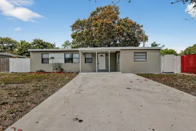 3600 SW 46th Ave, West Park: photo 1 of 24
