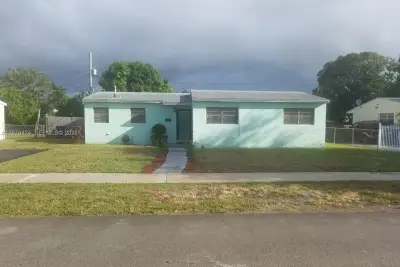 House in Miami Gardens: photo 1 of 9