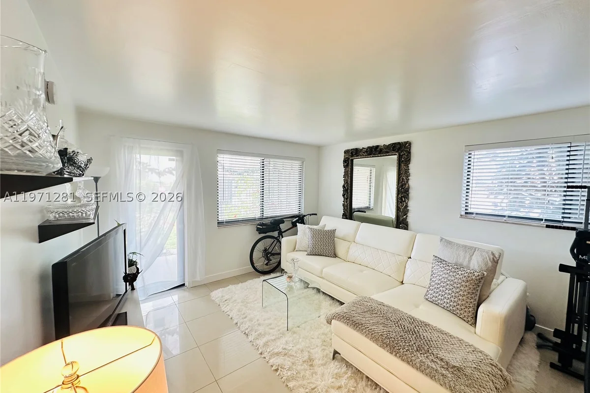 301 Golden Isles Dr #114, Hallandale Beach: photo 1 of 29