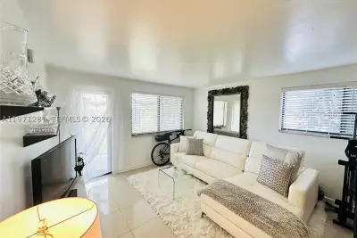 301 Golden Isles Dr #114, Hallandale Beach: photo 1 of 29