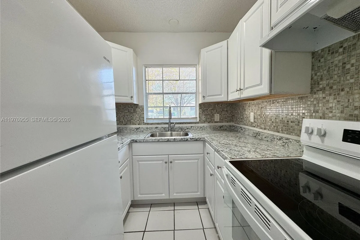 4140 Woodside Dr #107, Coral Springs: photo 1 of 24