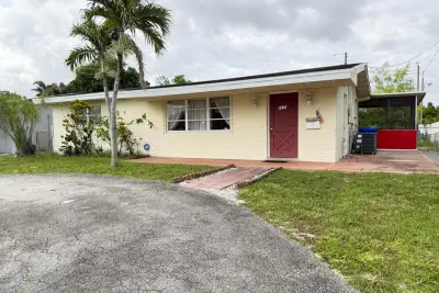 8870 Taft St, Pembroke Pines: photo 1 of 20