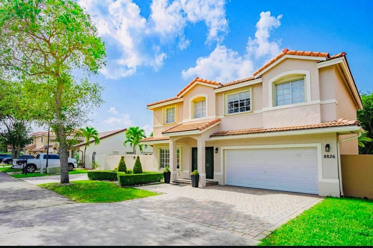 8826 NW 189th Ter, Hialeah: photo 1 of 34