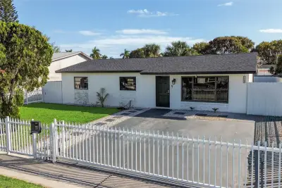 1318 13th St, West Palm Beach: photo 1 of 31
