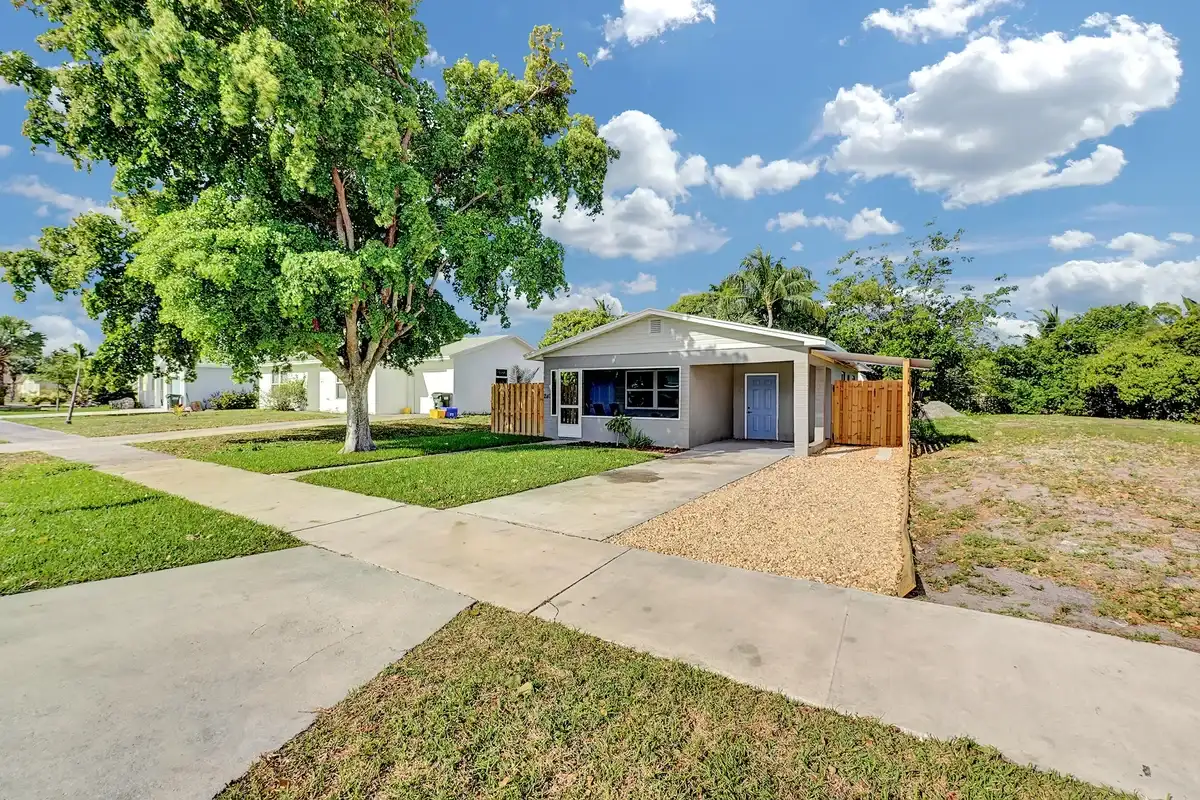 240 NW 9th Ave, Delray Beach: photo 1 of 38