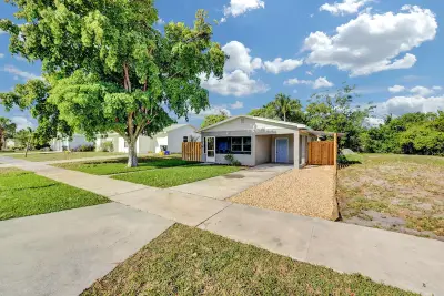 240 NW 9th Ave, Delray Beach: photo 1 of 38