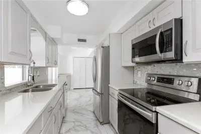 7906 NW 74th Ave, Tamarac: photo 1 of 38