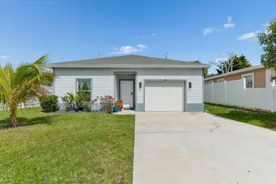 525 NW 12th Ave, Boynton Beach: photo 1 of 39