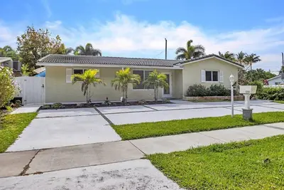1250 Arthur St, Hollywood: photo 1 of 16