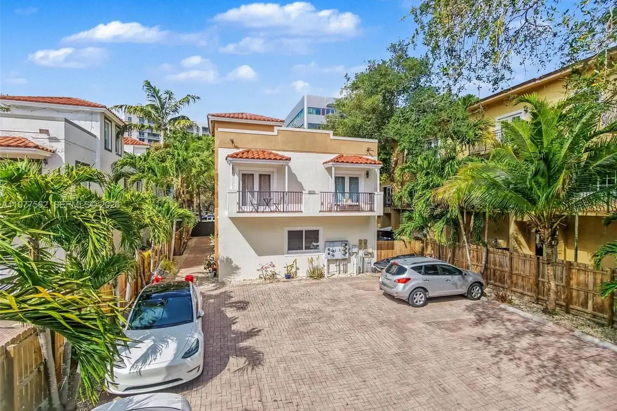 2945 Coconut Ave, Miami: photo 1 of 57