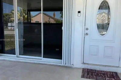 3242 NW 203rd St, Miami Gardens: photo 1 of 9