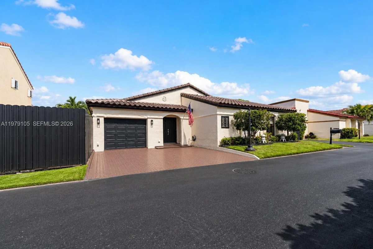 536 SW 88th Ct, Miami: photo 1 of 25
