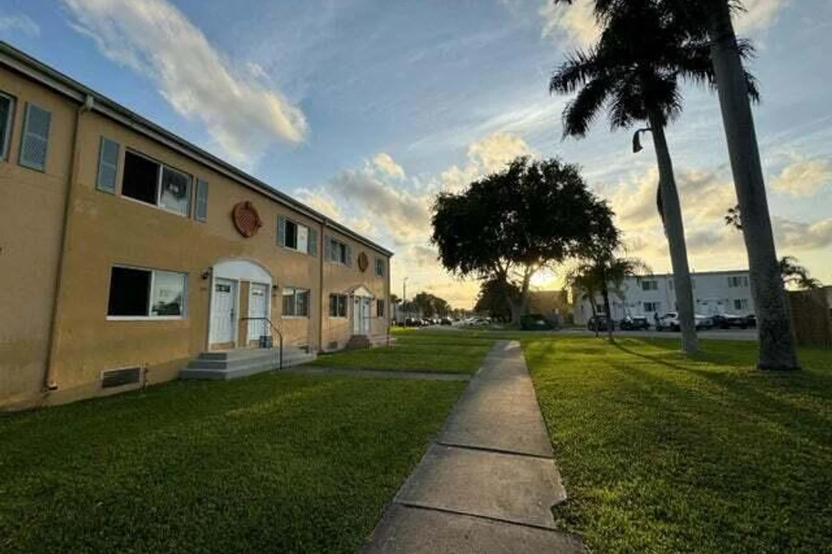 206 NW 84th St, Miami: photo 1 of 20