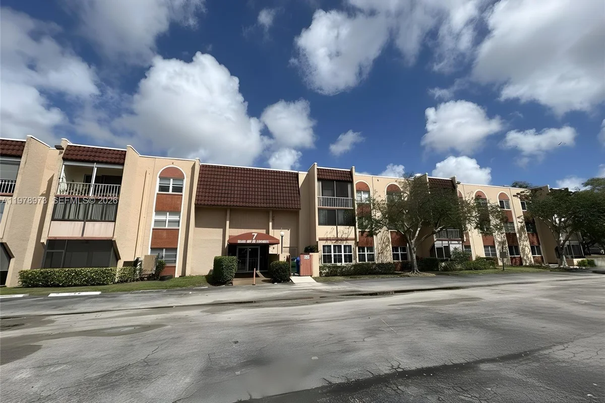 8280 SW 24th St #7104, North Lauderdale: photo 1 of 11