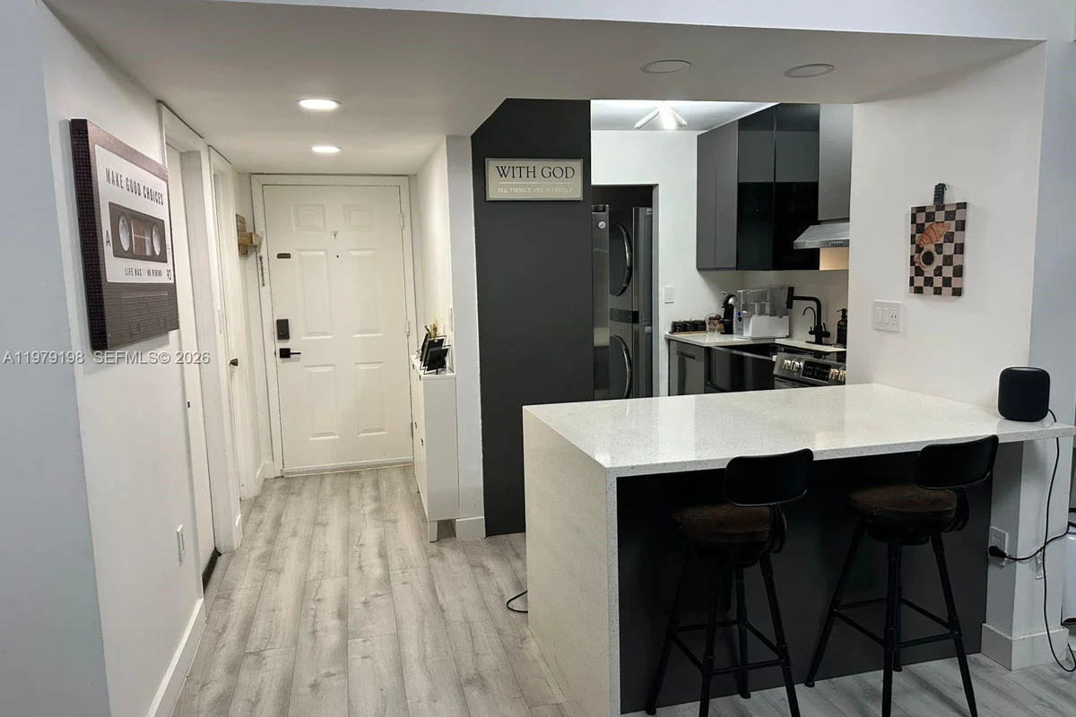 931 NE 199th St #102-22, Miami: photo 1 of 14