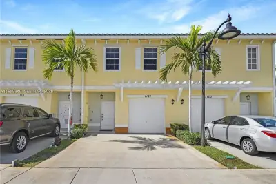 1121 NW 41st Ln, Lauderhill: photo 1 of 17