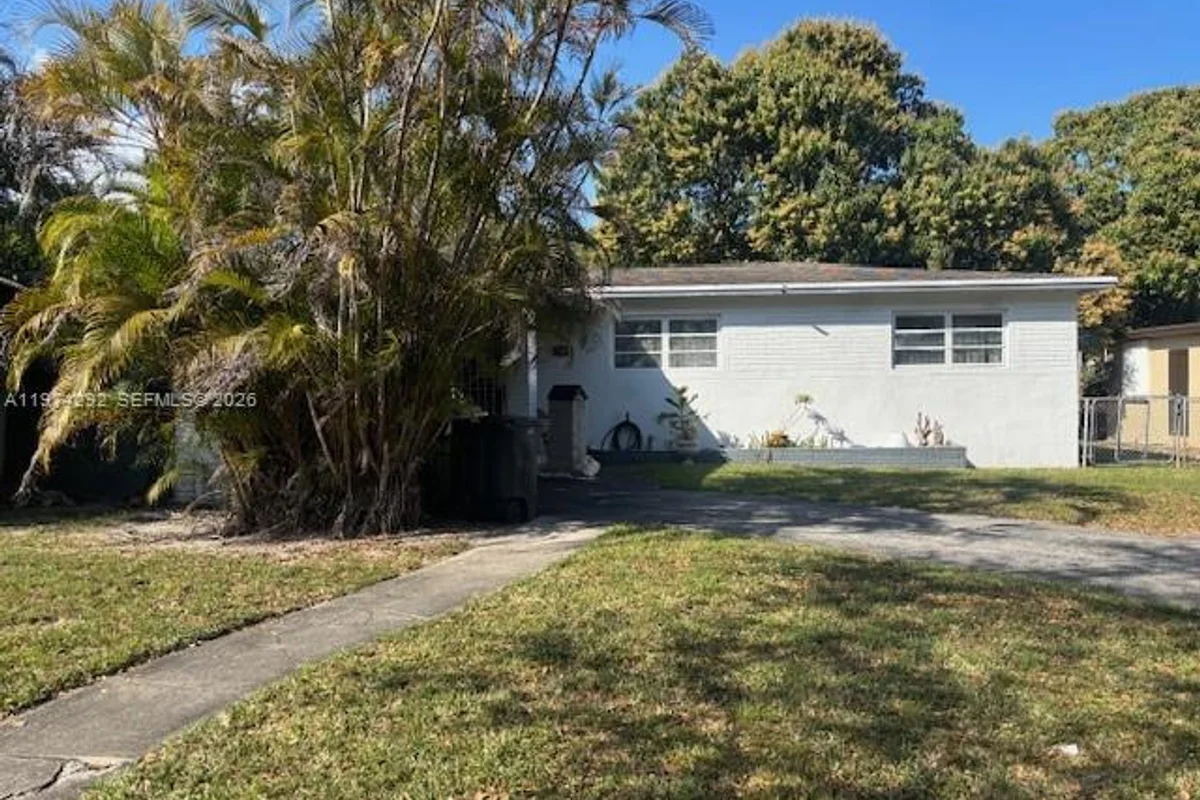 15 NE 130th St, North Miami: photo 1 of 18
