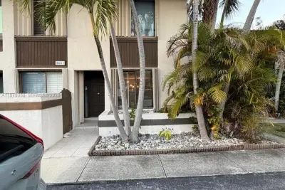 2661 NE 164th St #40, North Miami Beach: photo 1 of 27