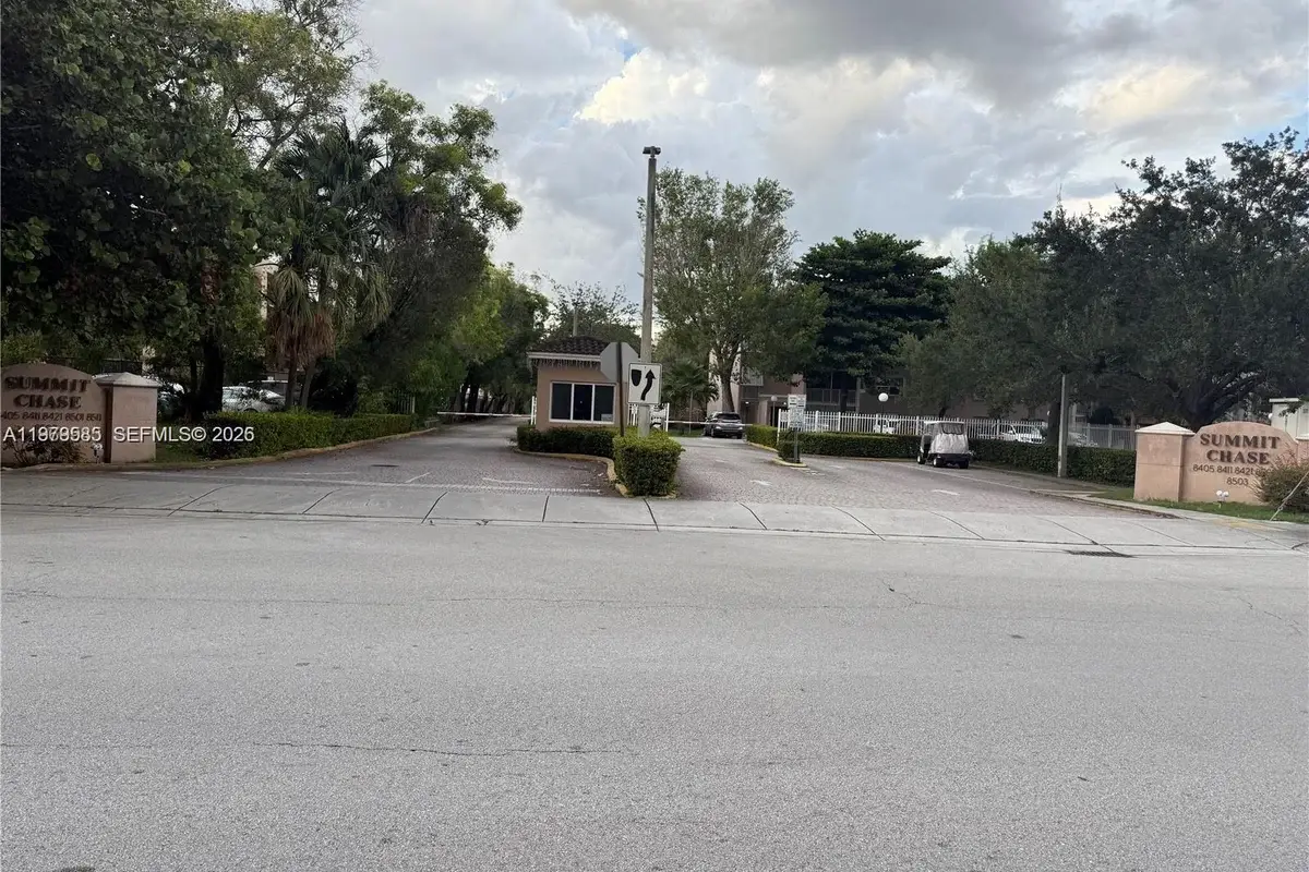 8405 NW 8th St #304, Miami: photo 1 of 20