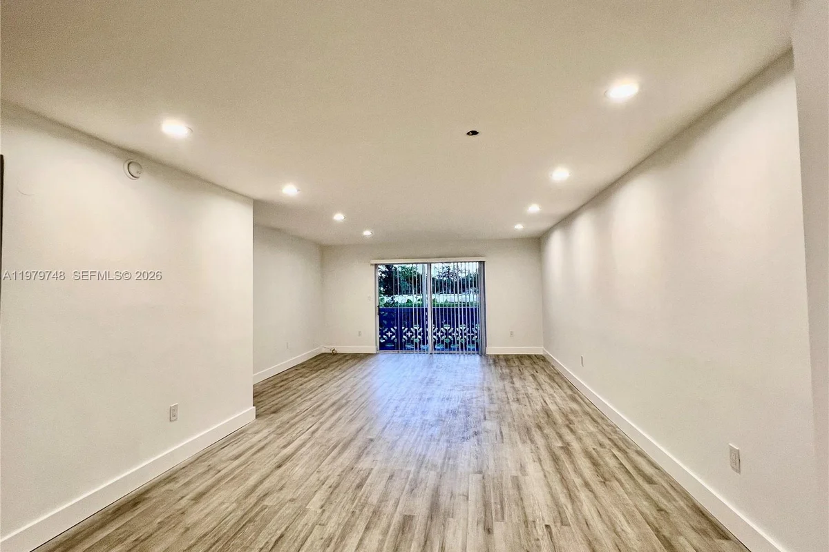 Condo in North Miami: photo 1 of 13