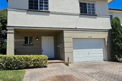 2014 Marsh Harbor Dr, Riviera Beach: photo 1 of 2