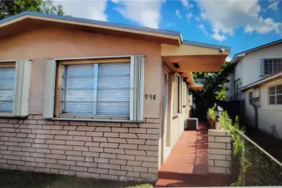 998 E 29th St, Hialeah: photo 1 of 3