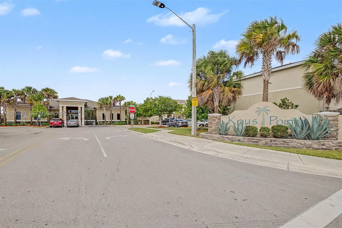445 NE 4th St, Florida City: photo 1 of 30