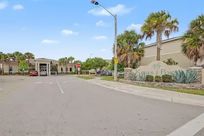 445 NE 4th St, Florida City: photo 1 of 30