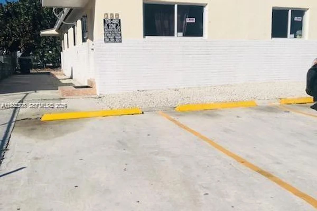 752 NW 3rd Ct, Hallandale Beach: photo 1 of 18
