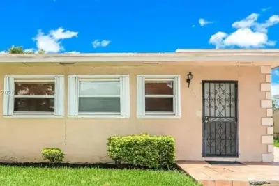 725 SW 12th Ave, Homestead: photo 1 of 3